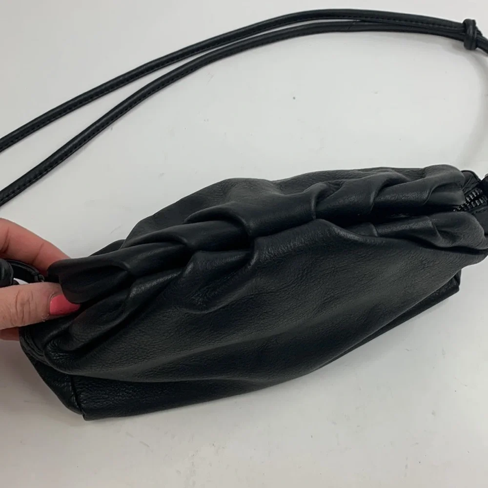 Vintage Leather Shoulder Crossbody bag Black Lined Pockets Zip Magnetic closure